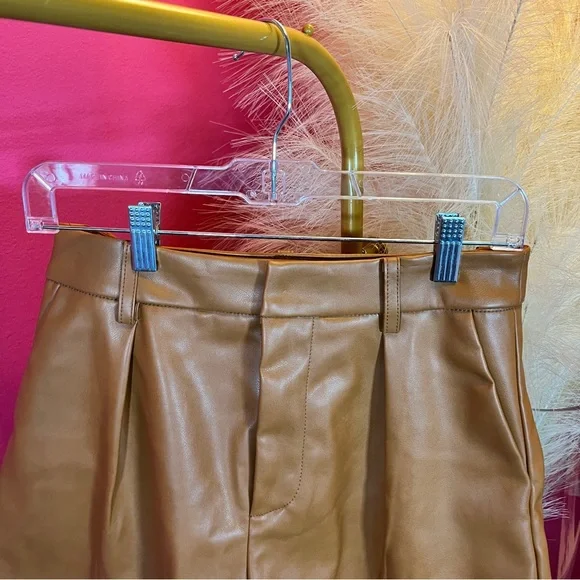 7 For All Mankind Faux Leather Tailored Short sz Small - Picture 6 of 7